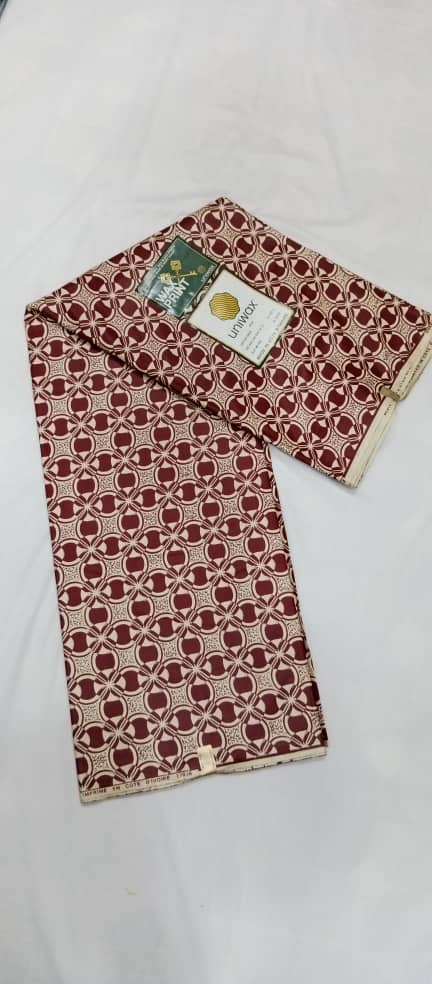 UW-010 · Rouge brique et crème