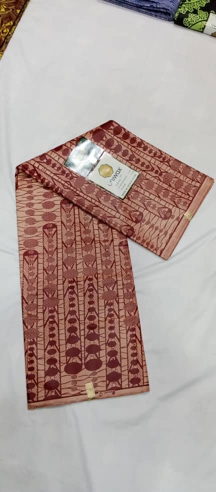 UW-027 · Rouge brique et beige