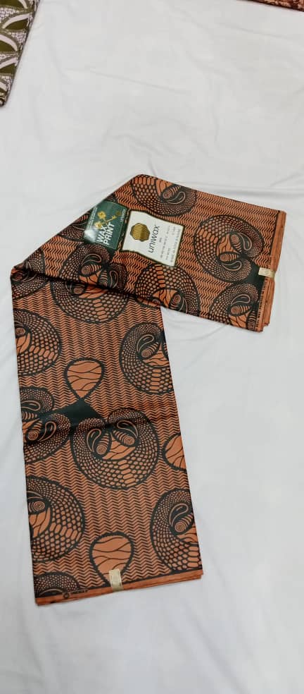 UW-068 · Terracotta et noir