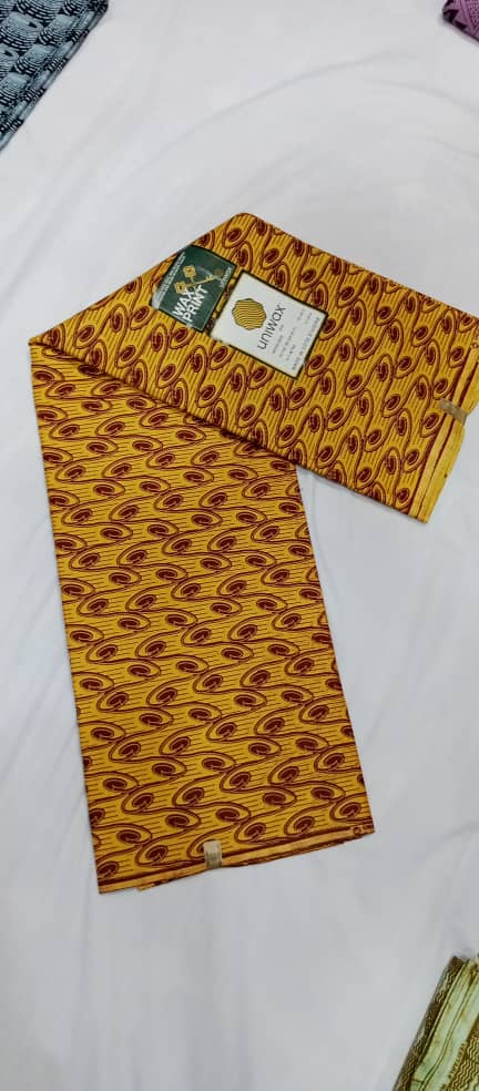 UW-075 · Ocre et bordeaux