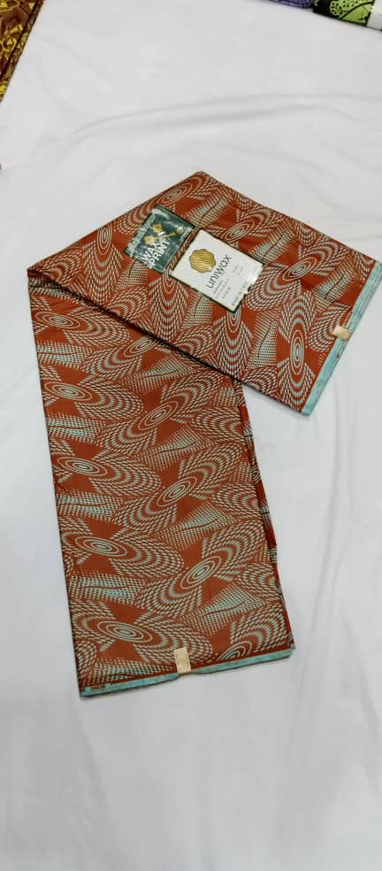 UW-086 · Terracotta et beige