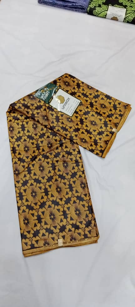 UW-093 · Ocre et noir